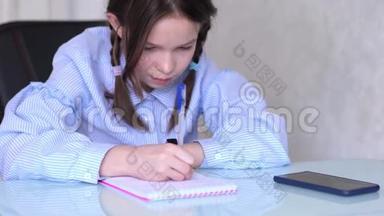 小女孩在家用平板电脑<strong>学习</strong>。 检疫方面的远程<strong>学习</strong>。 隔离