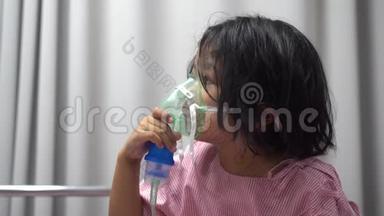 一个戴着氧气罩的亚洲小女孩在医院里用喷雾器呼吸。 支气管炎、<strong>呼吸系统</strong>和