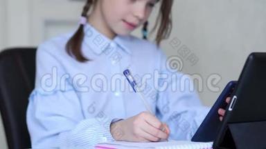 小女孩在家用平板电脑学习。 检疫方面的远程学习。 隔离