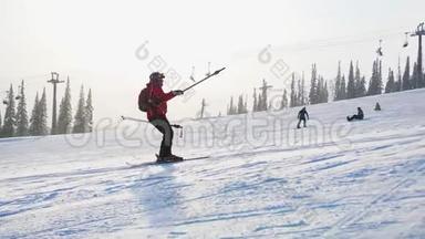 滑雪坡。 滑雪者和滑雪者骑在跑道上。 一个滑雪者用滑雪缆车爬山
