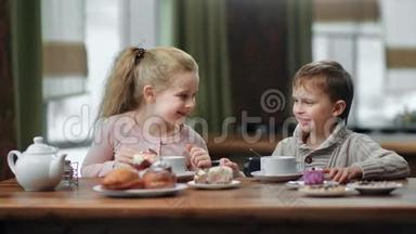 两个男女孩子一起在餐厅享用美味的午餐。红色相机中景