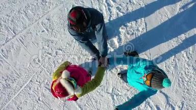 从上面近距离观察年轻人把他们的手放在一起。 滑雪和滑雪板，手拿一叠