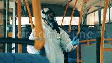 冠状病毒预防，卫生消毒流程.. 环卫工人对公共汽车进行化学处理