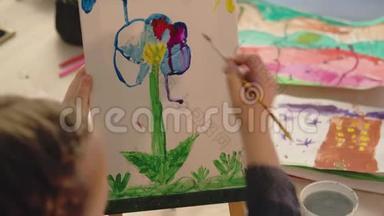 孩子们兴趣小组艺术课女孩绘画花