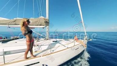 与两位女士一起坐游艇，享受日光浴和快乐