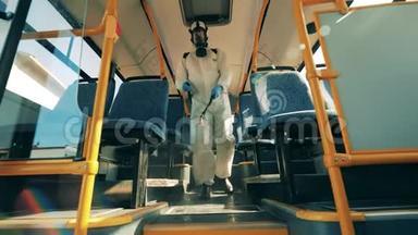 消毒器正沿着公共汽车行走并消毒它。 冠状病毒预防，卫生消毒流程..
