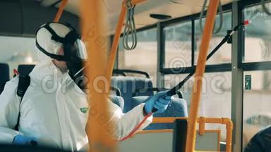 冠状病毒大流行概念，消毒流程.. 公共汽车消毒由一名环卫工人负责