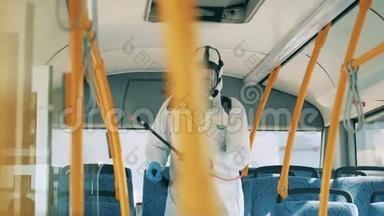 公共汽车内部的化学处理由<strong>消毒</strong>剂进行。冠状病毒大流行概念，<strong>消毒</strong>过程。