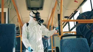 一个穿防毒服的人正在给公共汽车内部消毒。 冠状病毒预防，卫生消毒流程..
