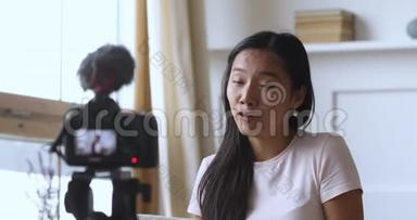 亚洲女孩美容博主录制数码相机化妆教程