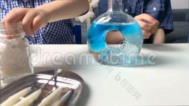 孩子们，小学的男孩，在玻璃瓶中用可乐液体进行化学实验，这是一个科学的概念。 4公里