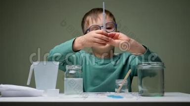 儿童科学家在化学实验<strong>室学习</strong>。 孩子，学生<strong>学习</strong>做化学实验