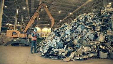 垃圾填埋工人正在检查一堆垃圾。垃圾，垃圾，垃圾回收中心。