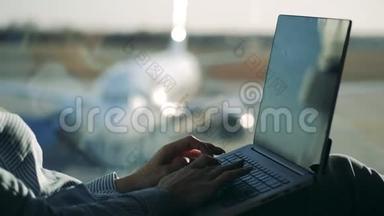 笔记本电脑和女人`在机场用手打字