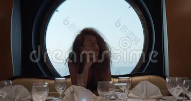 一个女孩独自在餐馆的桌子上<strong>错过</strong>并喝香槟。