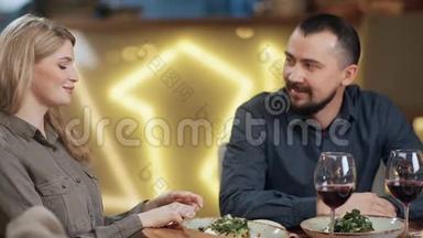 快乐的一对夫妇在<strong>餐厅</strong>享受<strong>约会</strong>时微笑着交谈。 4k龙红相机
