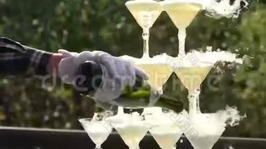 服务员用液氮将香槟倒入玻璃杯中