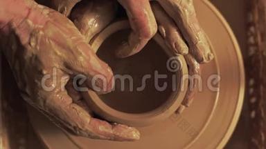陶艺班男艺人教形泥碗