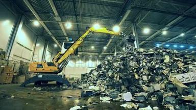 垃圾堆场单位有一个运输工具重新安置垃圾。 垃圾，垃圾，废品回收厂..