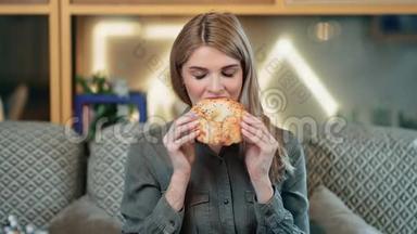 微笑的年轻女孩咬着开胃的烤面包的肖像。 中型近距离拍摄4k红<strong>色相</strong>机