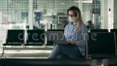 戴着安全面罩的漂亮女人正在用笔记本电脑工作