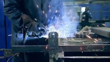 一块金属是由专业人士<strong>焊接</strong>的。 在工厂设<strong>施工</strong>作的专业焊工。