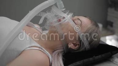 女孩躺在床上，戴着人工<strong>呼吸</strong>面罩