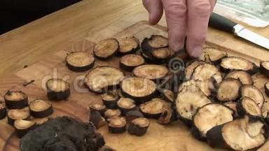 切碎的蘑菇茎
