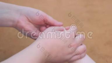专业医生按摩师在诊所为婴儿做足底按摩，特写。