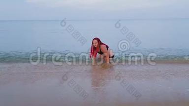 一个穿着红色辫子的黑色泳衣的犹太女人坐在海里，从迎面<strong>而来</strong>的海浪中坠落