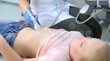 利用扫描仪对儿童进行腹部超声检查。