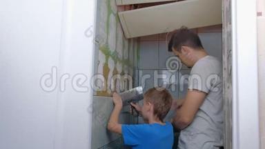 爸爸和儿子做家庭装修，男孩<strong>移除</strong>瓷砖，男人修理电力。