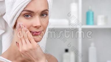 用洗剂抚摸新鲜脸的漂亮女人的特写肖像。 红<strong>色相</strong>机宽镜头