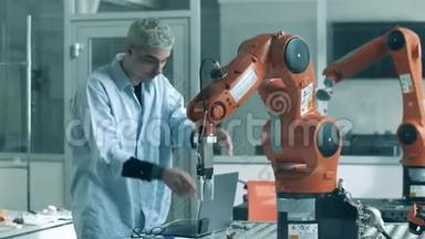 戴防护眼镜的实验室助理正在观察一个机器人