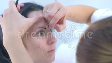 美容师为客户妇女<strong>画眉</strong>毛之前，微刃程序。