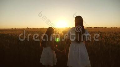 妈妈在美丽的日落背景下<strong>轻轻地</strong>拥抱女儿。 成年女儿在母亲的怀里在田野里