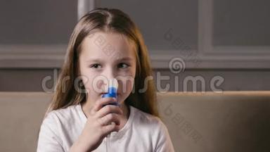 漂亮的女孩把雾化喷嘴插入她的鼻子，并吸入她的鼻子。 预防SARS