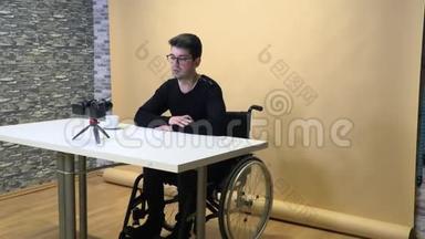 一位坐在轮椅上的博主、一位黑发女子正在为互联网<strong>录制</strong>视频，并与他的订户聊天