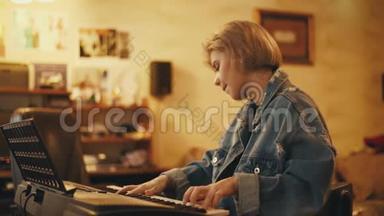 女孩弹钢琴，在室内唱歌.. 女人创造音乐和歌曲。 艺术家在钢琴上表演。 一位音乐家
