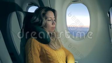 一个女人在飞机上睡觉时很放松