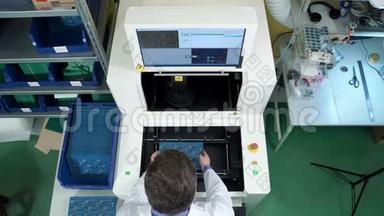 工将主板<strong>放入</strong>电板检查设备.. 印制电路板生产