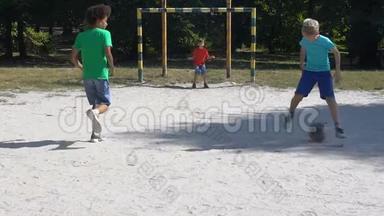 孩子们在户外踢足球，守门员击球，夏季活动