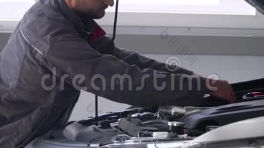 在汽车修理厂修理汽车的专业技工. 汽车服务、维修和<strong>保养</strong>
