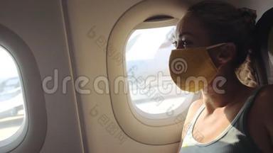 女人在飞机上旅行白种人，戴着<strong>防护</strong>医疗面罩。 <strong>防护</strong>呼吸器飞机女游客
