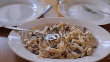 意大利意面酱，蘑菇和罗勒叶。 慢动作视频。 有鸡肉和鸡肉的意大利面食