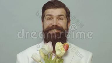 有花的人。 浪漫的男人带着郁金香花束过生日。 生日快乐。