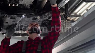 修理汽车修理店修理一辆汽车的人。 汽车服务、维修和保养