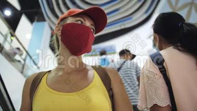 女人带着防护医疗面罩在<strong>超市</strong>旅行白种人游客。 女游客顾客<strong>杂货</strong>店