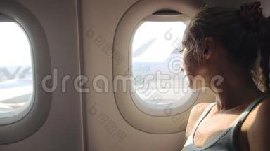 女人在飞机上旅行白种人，戴着<strong>防护</strong>医疗面罩。 <strong>防护</strong>呼吸器飞机女游客
