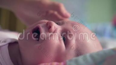 新生儿的肖像，母亲用<strong>过敏</strong>乳膏或其他皮肤疾病润滑<strong>儿童</strong>脸，白色